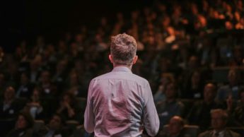 How to impress the audience in the first 7 seconds of your speech