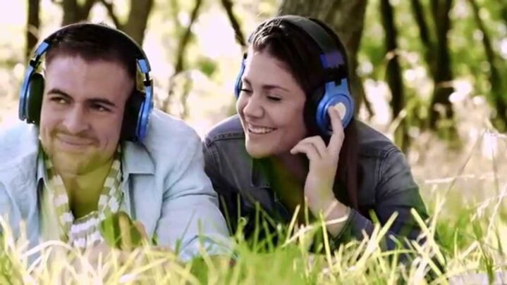 7 famous songs that help us fall in love instantly