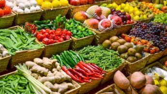 3 Reasons why you should buy fruits & veggies from roadside vendors instead of big markets & malls