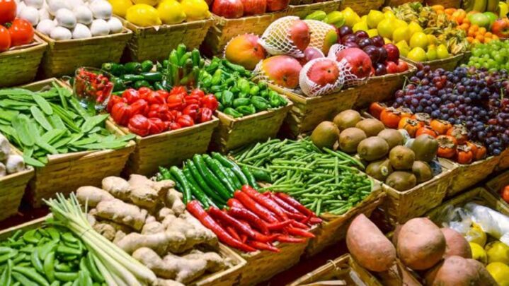 3 Reasons why you should buy fruits & veggies from roadside vendors instead of big markets & malls