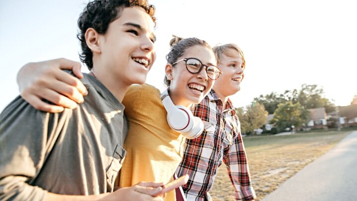 Is It Important To Keep A Good Bonding With Childhood Friends?