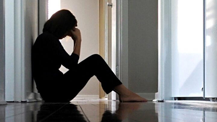 5 Body Languages That Prove Someone Is In Psychological Distress