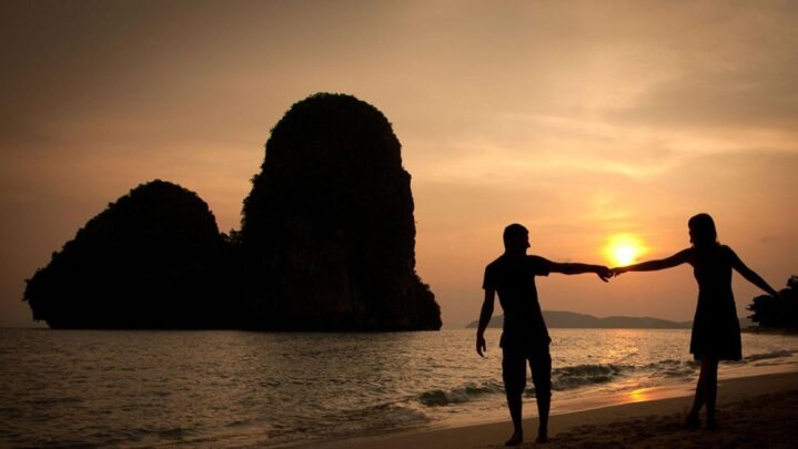 7 Signs A Girl Is Playing With Your Heart