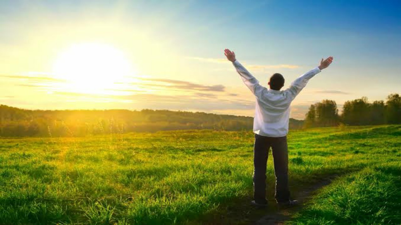 5 Simple Ways To Bring More Happiness & Peace In Your Life