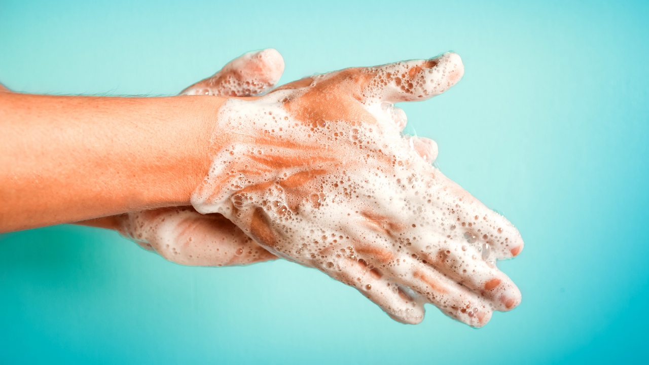 infectious disease don't wash hands in kitchen sink