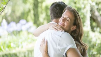7 Benefits Of Hugging You Must Know
