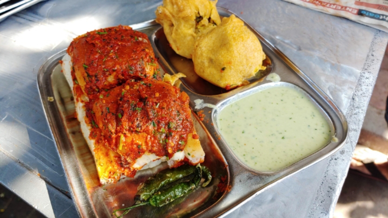 Have A Look At Mumbaikar's Prestige Vada Pav With A Masala Twist