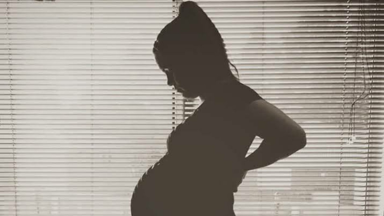 Ways To Hide Your Pregnancy Symptoms