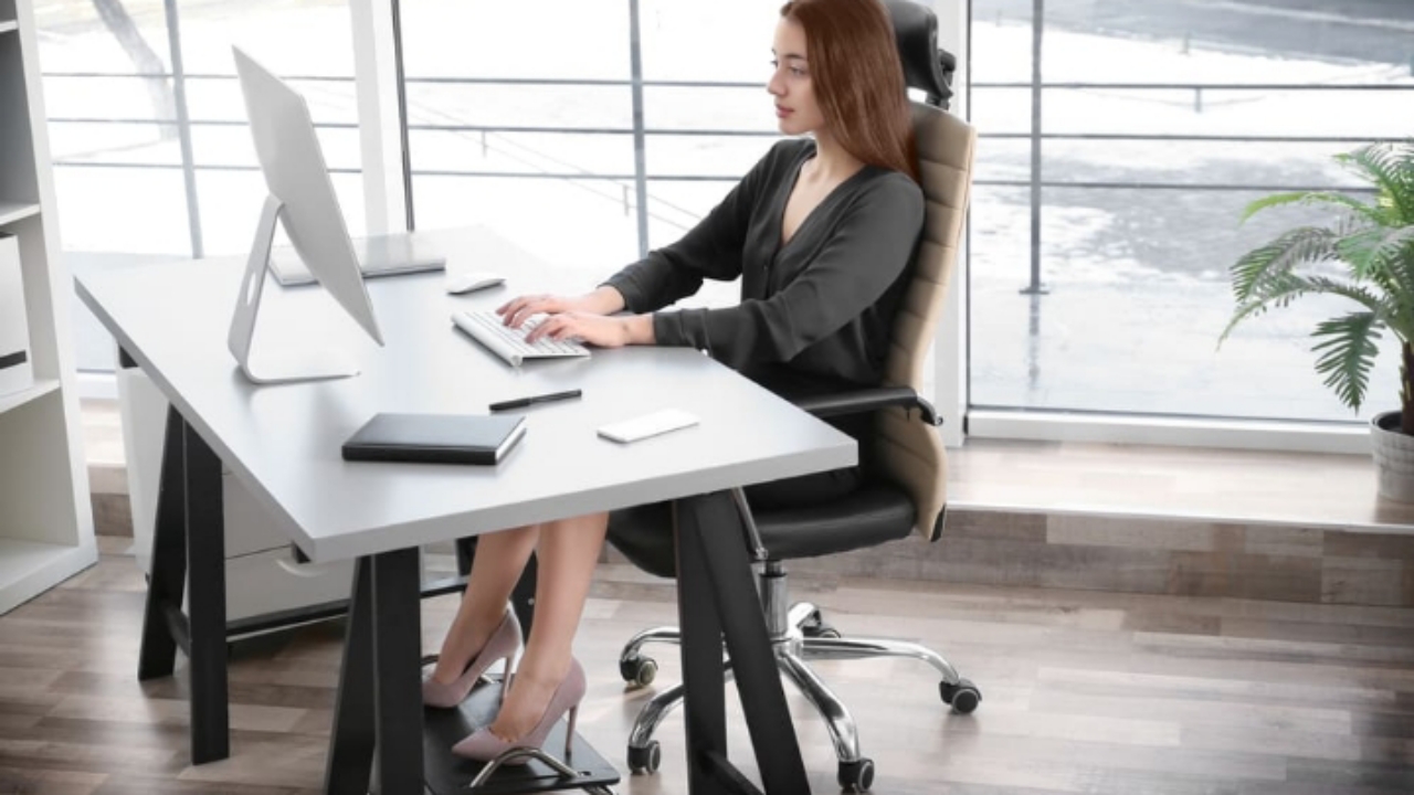 Know Proper Sitting Posture While Working On A Computer At Your Workplace 1
