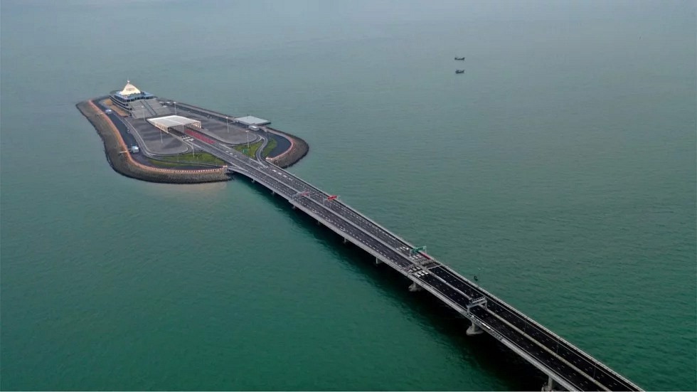 Amazing!!! Have A Look At This Longest Sea Crossing Bridge 6