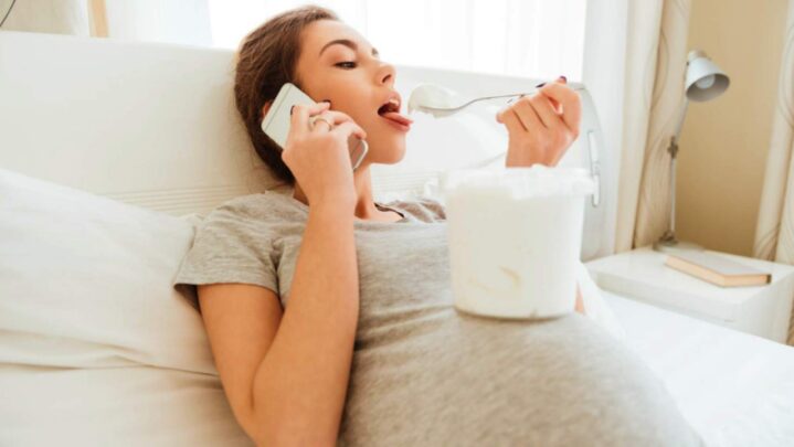 Benefits & Risk Of Eating Ice During Pregnancy