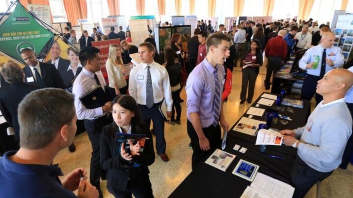 Advantages & Disadvantages Of Job Fair