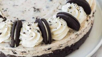 This Treat Your Family With This Delicious Oreo Cheesecake: See Recipe