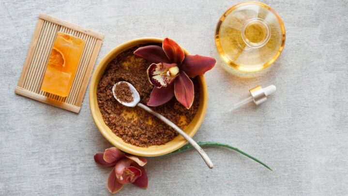 Natural scrub to remove dirt and clean your face at home