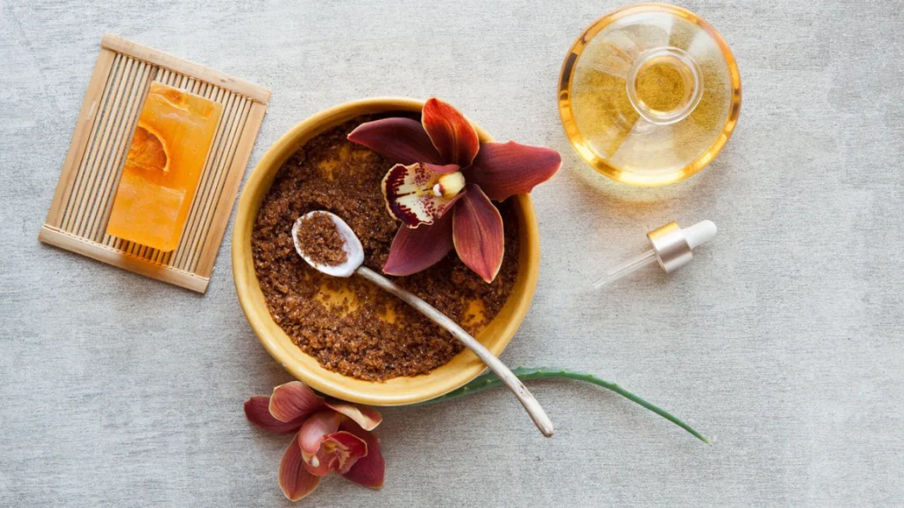 Natural scrub to remove dirt and clean your face at home