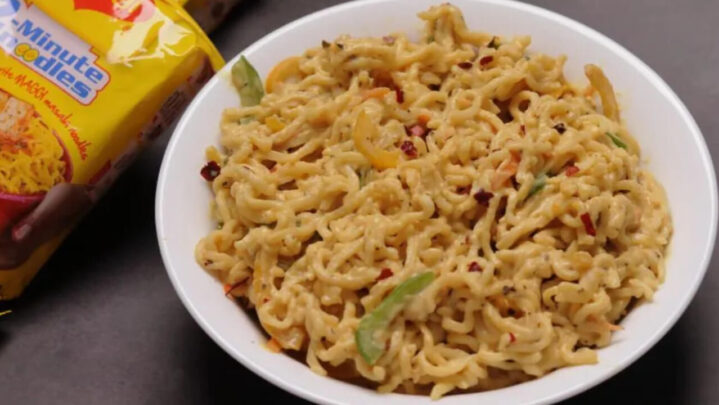 Steps To Make Delicious White Sauce Maggie With Extra Cheese.